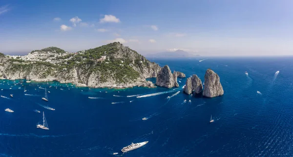 Panoramisch uitzicht op de kust van het eiland Capri en de kalksteenrotsen van faraglioni in de Tyrreense zee — Stockfoto