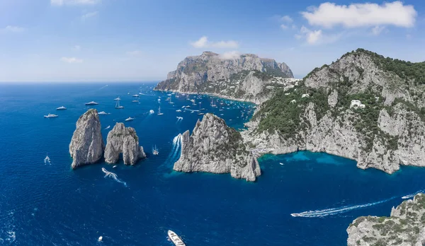 Panoramisch uitzicht vanuit de lucht op de oostkust van het eiland Capri en de kalksteenrotsen van faraglioni in de Tyrreense zee — Stockfoto