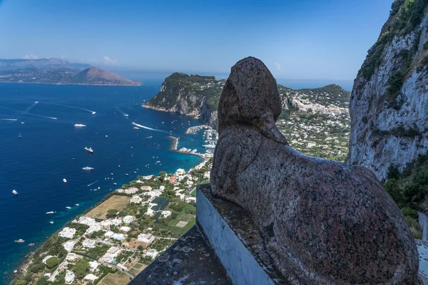 Marmor Sphinx blick över Marina Grande Harbour från villa San Michel i Anacapri — Stockfoto