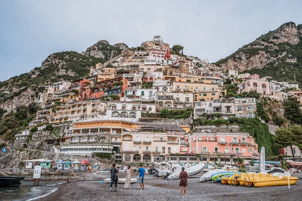 Positano, Itália - 14 de agosto de 2019: Homem tira foto de casal no fundo da aldeia de Positano — Fotografia de Stock