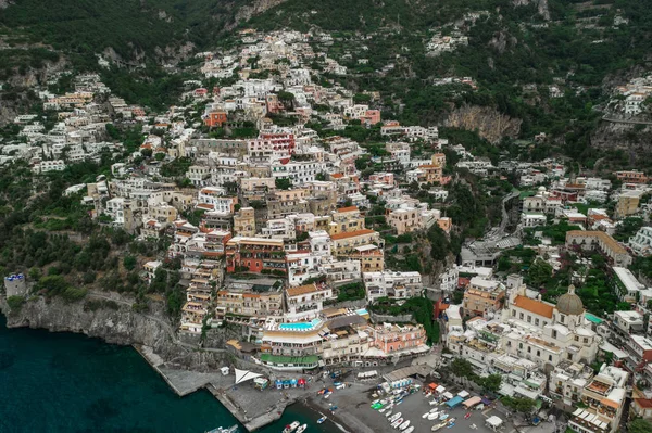 Vista aérea do drone da vila de Positano e praia pela manhã na Costa Amalfitana, Salerno — Fotografia de Stock