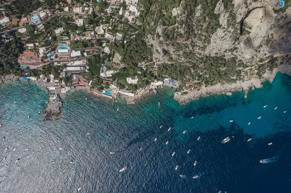 Güney Capri Adası sahil şeridinde yaz öğleden sonra yatlarla yapılan hava aracı görüntüleri. — Stok fotoğraf