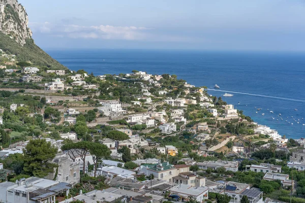Capri cidade na ilha de Capri com mar Tirreno na hora de verão — Fotografia de Stock