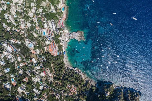 Güney Capri Adası sahil şeridinde yaz öğleden sonra yatlarla yapılan hava aracı görüntüleri. — Stok fotoğraf