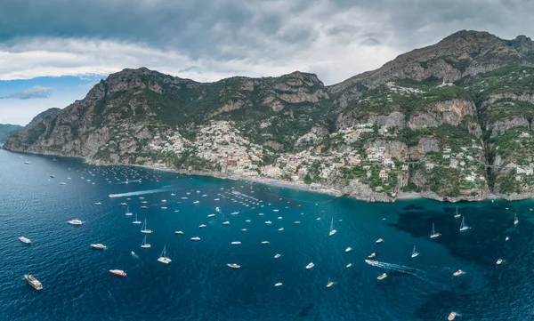 Amalfi sahilindeki Positano köyünün panoramik görüntüsü. — Stok fotoğraf