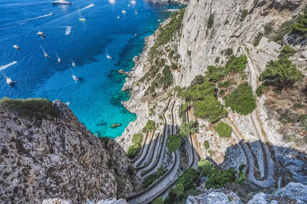 İtalya 'nın Capri kentindeki Augustus Bahçesi' nden kalkan kaldırım ve Tyrhenian deniz manzarası — Stok fotoğraf