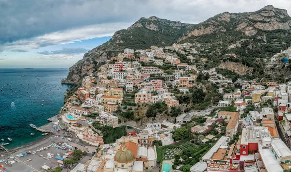 Drohnenpanorama vom Strand des Dorfes Positano an der Amalfi-Küste — Stockfoto