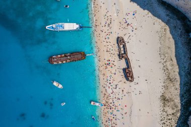 Yunanistan 'daki İyon Denizi' nde Zakynthos Navagio plajı turist ve yolcu gemisiyle dolu İHA 'nın tepeden çekimleri.