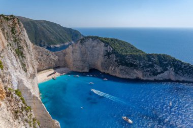 Zakynthos Batık Navagio Sahil Koyu. Uçurum gözlem açısından lüks yatlar manzaralı.