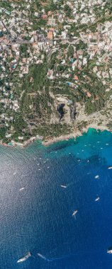 Güney Capri Adası kayalık kıyı şeridinin panoramik manzarası büyük dağ çukuru ve villa havuzu