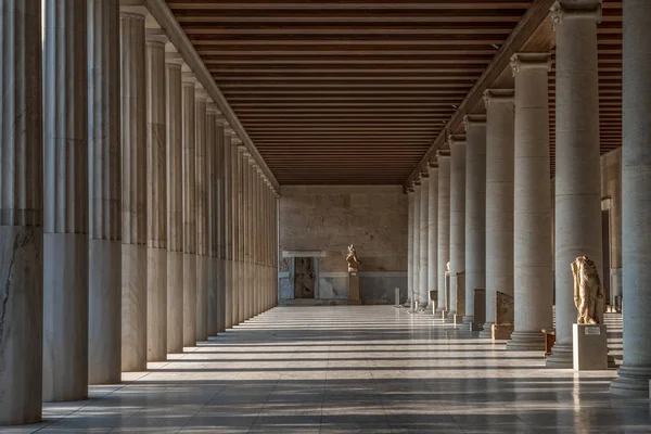 Atenas, Grecia - 17 de agosto de 2019: Pasaje con columnas jónicas de mármol dentro de stoa de Attalos, antiguo ágora de Atenas antes del atardecer —  Fotos de Stock