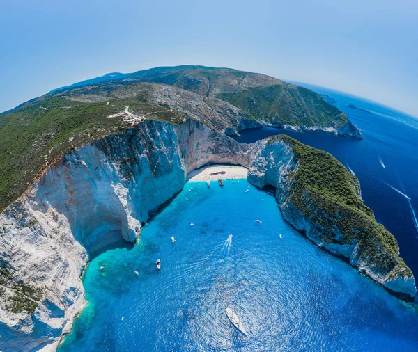 Zakynthos Navagio 'nun İyon Denizi' ndeki kayalıkları ve yatları olan insansız hava aracı görüntüleri. — Stok fotoğraf