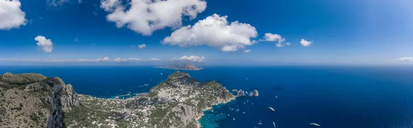 Avión teledirigido vista panorámica de Anacapri y el sur de la isla Capri con faraglioni en el mar Tirreno — Foto de Stock