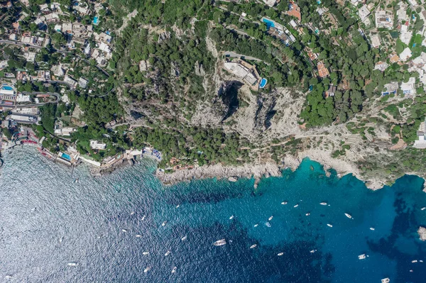 Безпілотний літальний апарат з повітряним повітрям, знятий над головою дрон з гірської верхньої вілли з басейном над великою печерою в південній частині острова Капрі. — стокове фото
