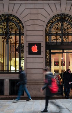 Paris, Fransa - 1 Aralık 2019: Dünya Yardım Günü için kırmızı Apple logosu olan Opera Apple mağazası
