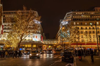 Paris, Fransa - 1 Aralık 2019: Haussmann Bulvarı 'ndaki Gelleries Lafayette cephesi