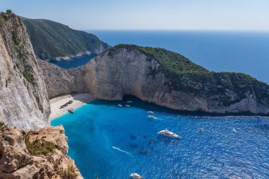 Zakynthos Batık Navagio Sahil Koyu. Uçurum gözlem açısından lüks yatlar manzaralı.