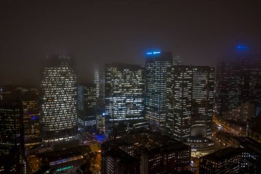 Paris, Fransa - 5 Aralık 2019: Paris La Defense bölgesinde D2, Total, Thales, Engie in Fog ile gökdelenlerin hava aracı çekimleri