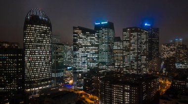 Paris, Fransa - 5 Aralık 2019: La Defense bölgesinde gökdelenlerin ışıklandırılmış hava aracı görüntüleri