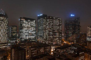 Paris, Fransa - 5 Aralık 2019: Gökdelenler Tour Thales, Tour Total, Tour Deloiettes in La Defense finans bölgesinde hava aracı gece çekimi
