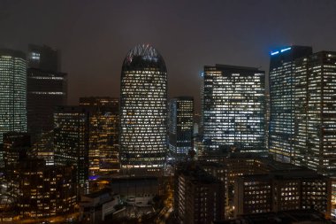 Paris 'in finans bölgesi La Defense' da gökdelenlerin ışıkları açık hava insansız hava aracı görüntüleri.
