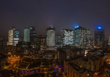 Paris, Fransa - 5 Aralık 2019: Panoramik hava aracı Paris La Defans bölgesinde gökdelenlerin ön planda Parc Diderot ile çekimleri