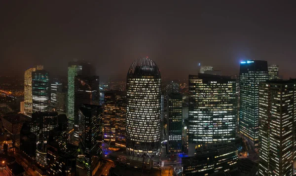 Parijs, Frankrijk - 5 december 2019: Panoramische drone nachtopname van wolkenkrabbers in Parijs La Defense — Stockfoto