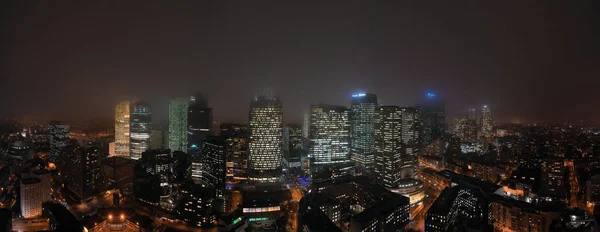 Parigi, Francia - 5 dicembre 2019: Foto aerea panoramica notturna di grattacieli nel quartiere La Defense di Parigi nella nebbia — Foto Stock