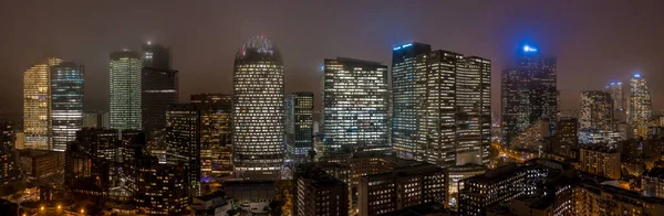 Parigi, Francia - 5 dicembre 2019: Foto aerea panoramica notturna di grattacieli nel quartiere La Defense di Parigi con Tour D2, Total, Thales Group — Foto Stock