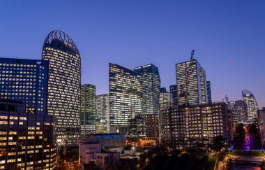 Paris, Fransa - 4 Aralık 2019 Gün batımından sonra La Defense Skyline ofis ışıkları açık ve mor gökyüzünde