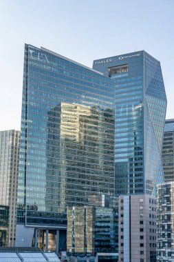 Paris, Fransa - 4 Aralık 2019: Skyscraper Tour Cbx, Thales Group, Dxc Technology in La Defense, finans bölgesi