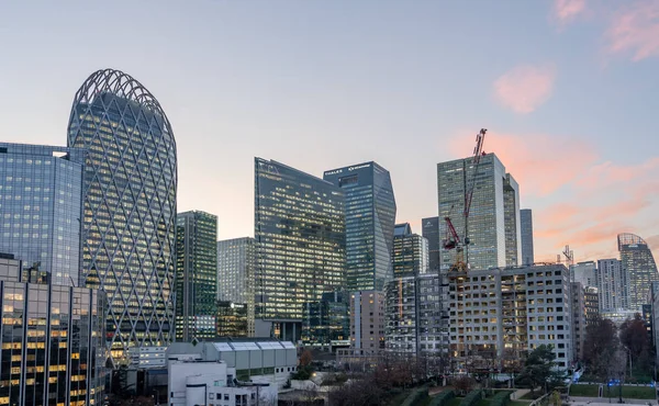 Paris, Fransa - 4 Aralık 2019: La Defense finans bölgesinde günbatımında gökdelen silüeti