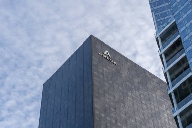 Paris, Fransa - 8 Aralık: Bölge Genel Merkezi Gün batımında La Defans Saati