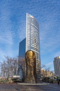 Paris, Fransa - 8 Aralık: La Defense 'da Tour Sequoia' nın önünde büyük bronz başparmak
