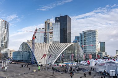 Paris, Fransa - 8 Aralık: CNIT alışveriş merkezinin silüeti, Tur Areva, Savunma ve Fransız hükümeti