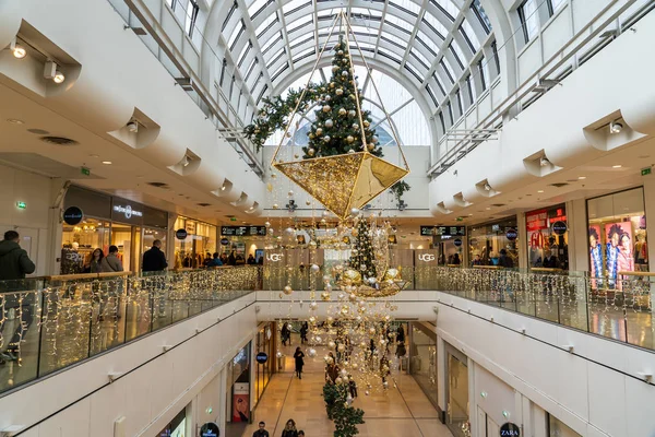 Paryż, Francja - 8 grudnia: Parisiens do shopping in Les quatre temps shopping center with Christmas lights decoratioin put on — Zdjęcie stockowe