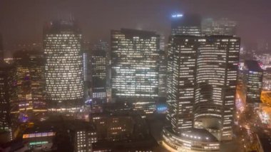 Paris, Fransa - 5 Aralık 2019: Tour Thales, D2, CBX ile sisli La Defense finans bölgesinin hava hızlandırılmış insansız hava aracı gece görüntüleri