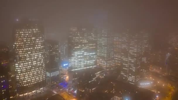 Paris, Fransa - 5 Aralık 2019: Tour Thales, D2, CBX ile sisli La Defense finans bölgesinin hava hızlandırılmış insansız hava aracı gece görüntüleri — Stok video