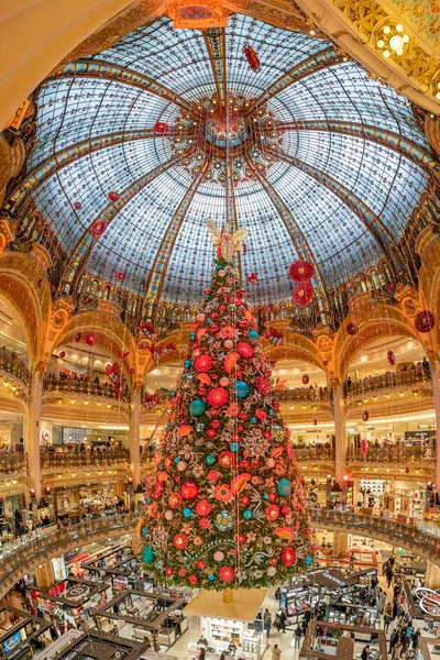 Paris, Fransa - 15 Aralık: Galerie Layfayette alışveriş merkezinin içinde çiçekler bulunan devasa Noel ağacı süslemesi
