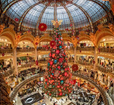 Paris, Fransa - 15 Aralık 2019: Alışveriş merkezindeki çiçeklerle birlikte büyük bir Noel ağacı süslemesi