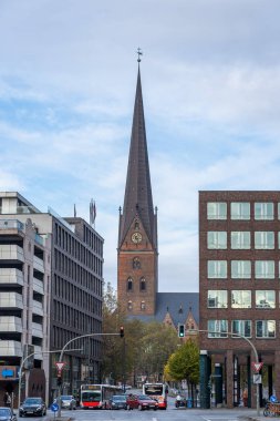Hamburg, Almanya - 9 Kasım 2019: Otobüs ve arabalar Hamburg 'daki Petrikirch' ten geçiyor