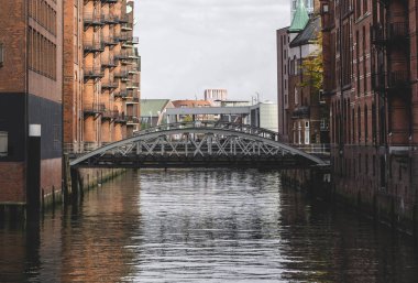 Almanya 'nın Hamburg kentindeki Herrengrabenfleet yakınlarında bulunan eski kırmızı tuğla bina arasındaki Ellerntorsbrucke köprüsü