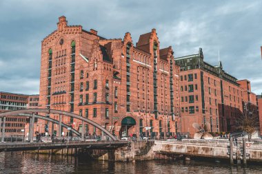 Hamburg, Almanya - 9 Kasım 2019: Deniz Müzesi ve Hamburg Busanbrucke Köprüsü, günbatımı saatinde