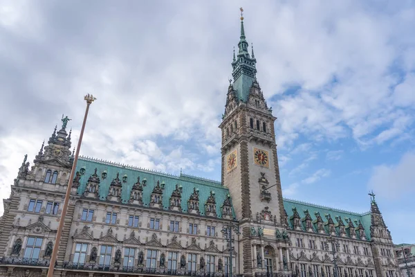 Neorenesansowa fasada wieży zegarowej Rathaus w Rathausmarkt w ratuszu w Hamburgu — Zdjęcie stockowe