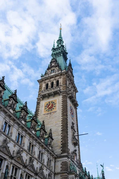 Neorenesansowa fasada wieży zegarowej Rathaus w Rathausmarkt w ratuszu w Hamburgu — Zdjęcie stockowe