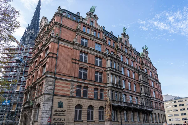 Hamburg, Almanya - 9 Kasım 2019: Trostbrucke brdige 'deki eski bina üzerinde kırmızı tuğlalar ve gemi kazığı