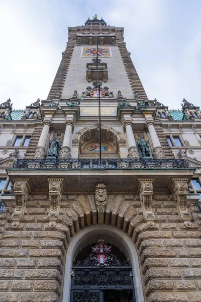 Neorenesansowa wieża zegarowa Rathaus w Rathausmarkt w ratuszu w Hamburgu — Zdjęcie stockowe