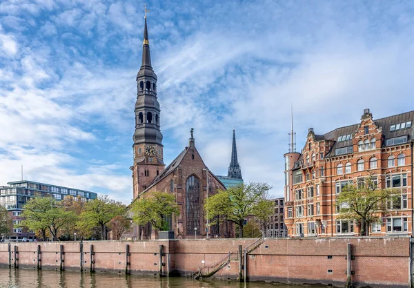 Hamburg, Almanya - 9 Kasım 2019: St. Anne Köprüsü 'nden mavi gökyüzü manzaralı St. Katharinen Kilisesi