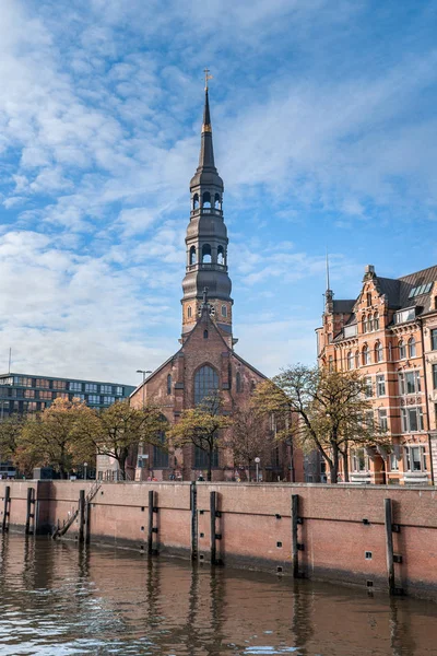 Hamburg, Almanya - 9 Kasım 2019: St. Anne Köprüsü 'nden mavi gökyüzü manzaralı St. Katharinen Kilisesi