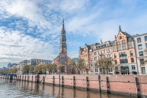 Hamburg, Almanya - 9 Kasım 2019: St. Anne Köprüsü 'nden mavi gökyüzü manzaralı St. Katharinen Kilisesi